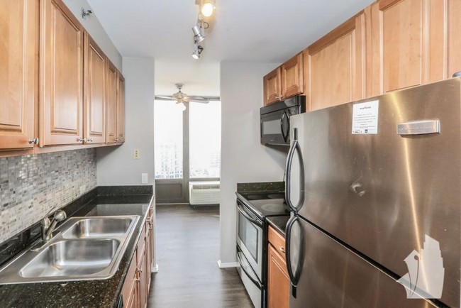 Building Photo - Gorgeous 2 bed 2 bath in Uptown