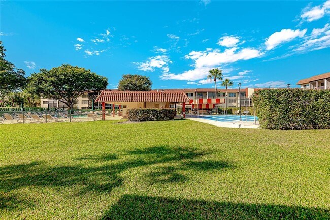 Building Photo - 9410 N Hollybrook Lake Dr