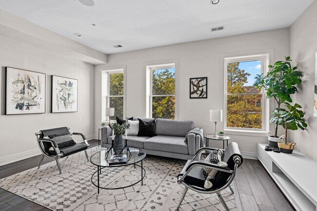 Building Photo - Beautiful 2 bed 2 bath plus den- Parking!!...