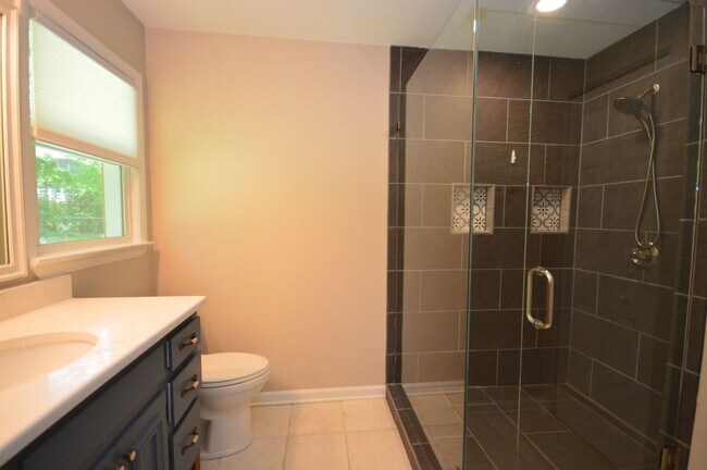 Building Photo - 304 Arrundale Dr
