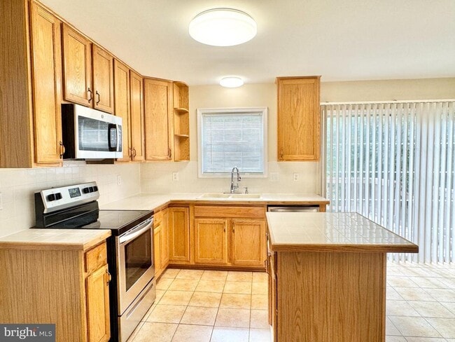 Building Photo - 9 Kimberly Dr