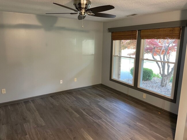 Building Photo - New Listing! 3 Bedroom 2 Bath