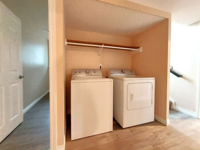 Building Photo - HUGE 5 Bedroom Home - Federal Way