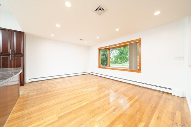 Building Photo - 6 Manor Dr