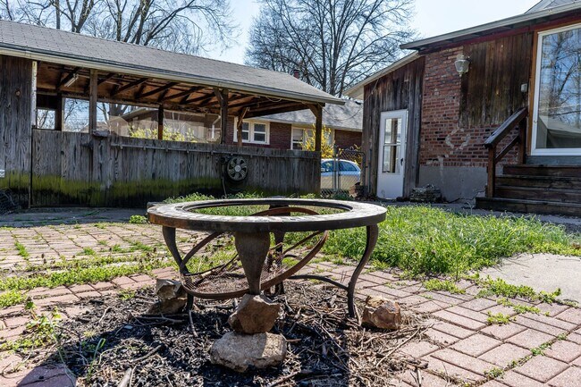 Building Photo - Spacious 2 bedroom 2 bath house