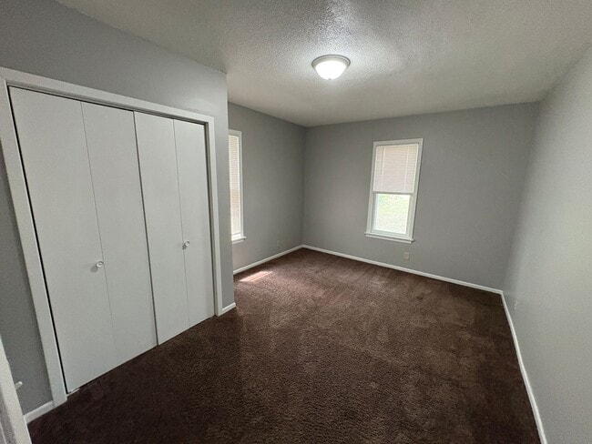 Building Photo - Charming 5-Bed Home Near Campus with Updat...