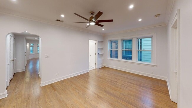 Building Photo - 2737 W Lunt Ave