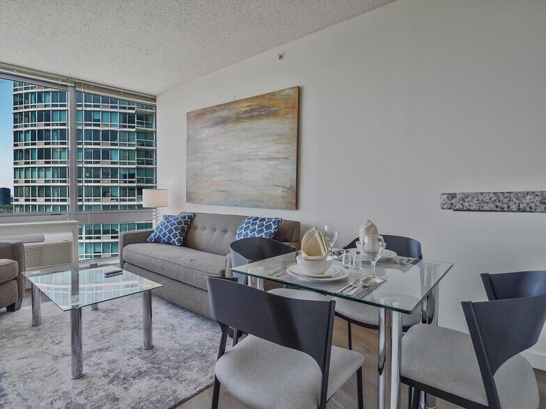 Building Photo - 33 Hudson St