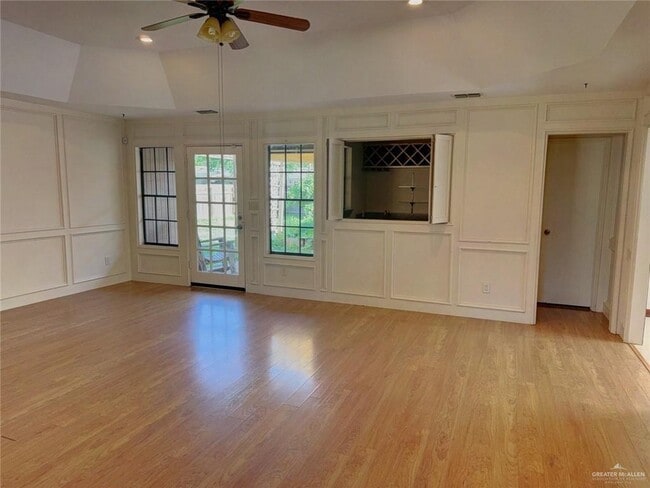 Building Photo - 120 E Gardenia Ave