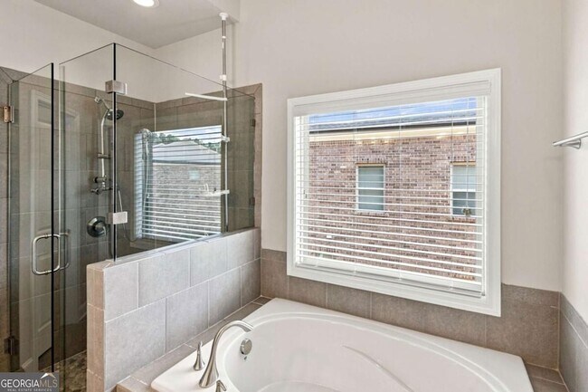 Building Photo - 7850 Laurel Crest Dr
