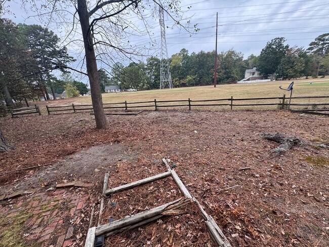 Building Photo - 3 Bedroom 3 Bath Beauty on Golf Course with Wet Bar and Storage Building