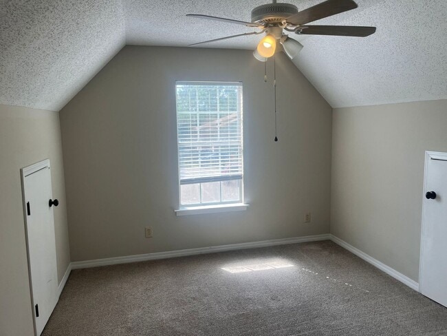 Building Photo - MAN-600C