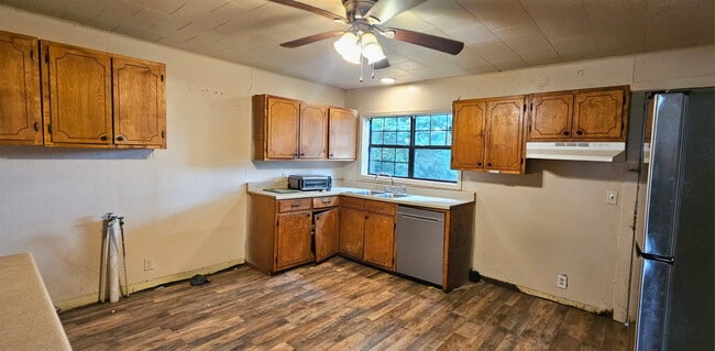 Building Photo - 528 E Lake St