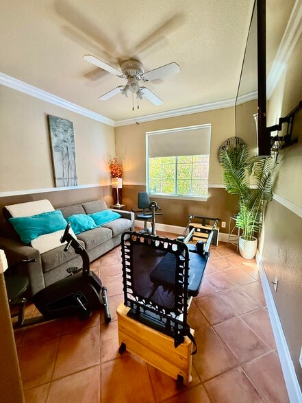 Building Photo - 1485 Clearview Cir