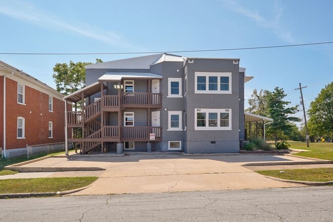 Building Photo - 652 S Jefferson Ave