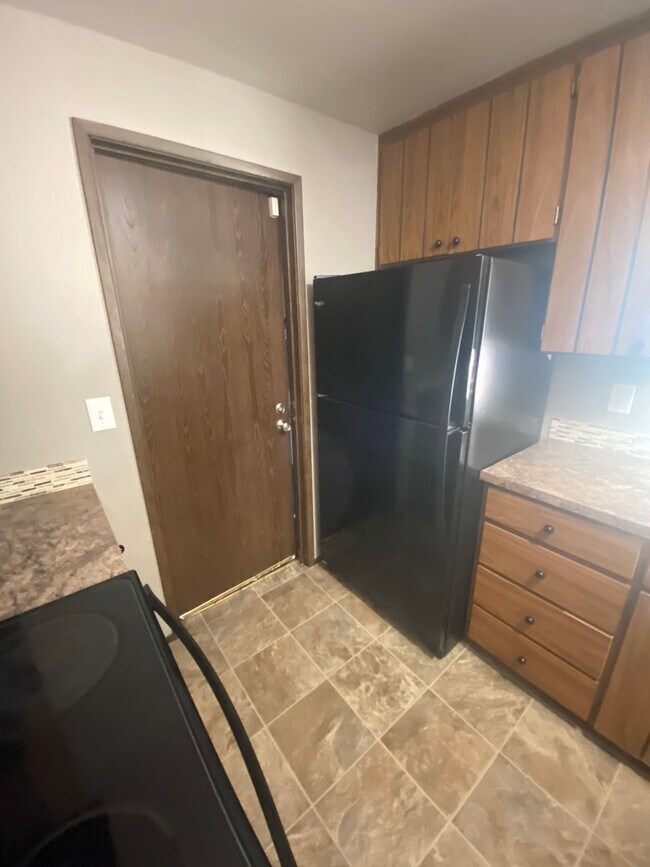 Building Photo - 3 Bed Room 1.75 Bath , New Floor Covering , New Interior Paint