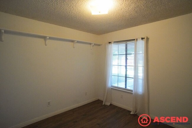 Building Photo - Remarkable Home Near Old River and White Ln!