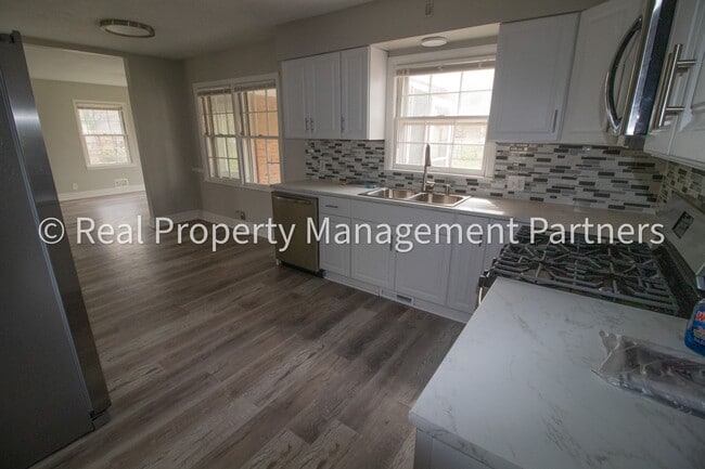 Building Photo - Rooms for Rent in a 6-Bedroom Home