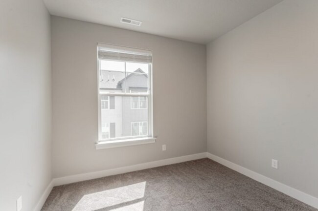 Building Photo - Prime Location Condo