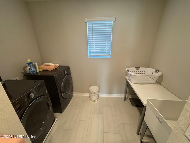 Building Photo - 217 Red Barn Rd