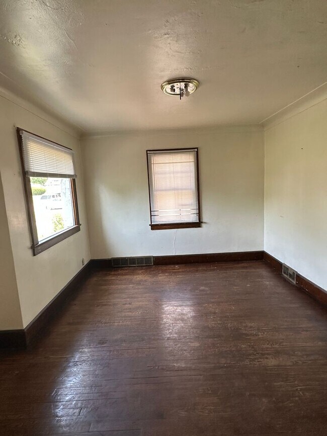 Building Photo - Youngstown Single Home