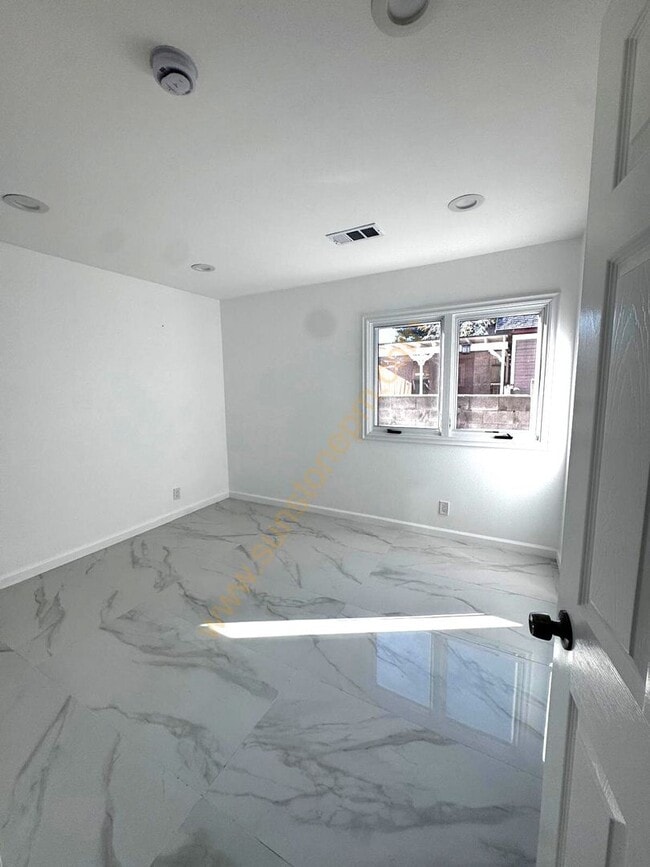 Building Photo - 696 E 9th St