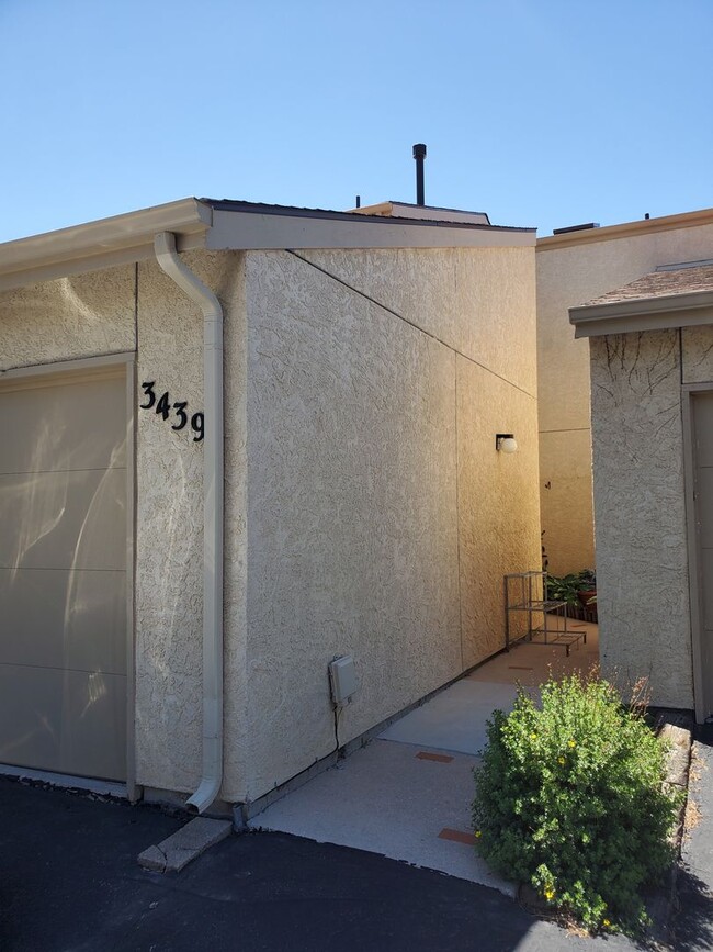 Building Photo - 3 Bedroom Condominium with Panoramic Mount...