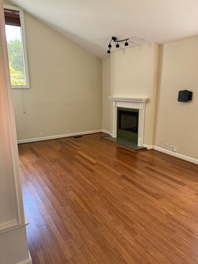 Building Photo - 3/4 Bedroom Single Family Home right off M...