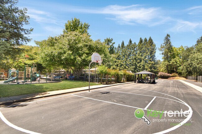 Building Photo - Beautifully Updated 2 Bedroom Condo in Desirable West Pleasanton Foothills