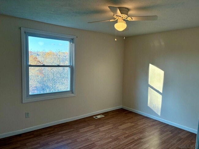 Building Photo - 427 Devon Dr