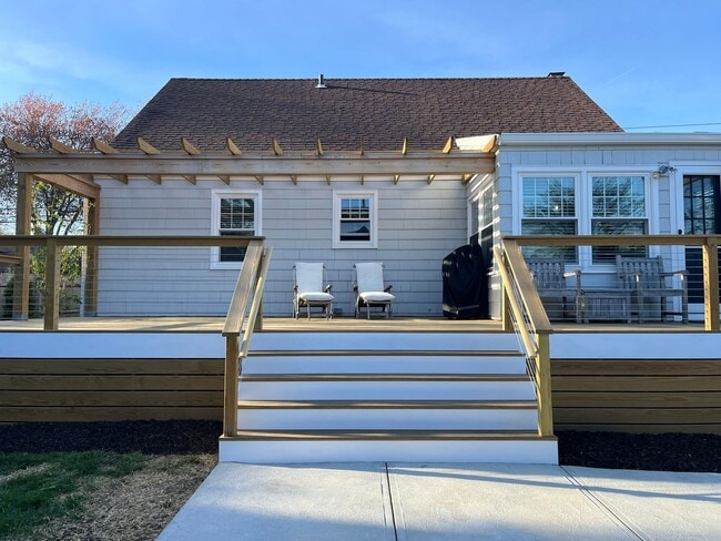 Building Photo - 3 Bedroom 2 Bath Furnished House Near Southport