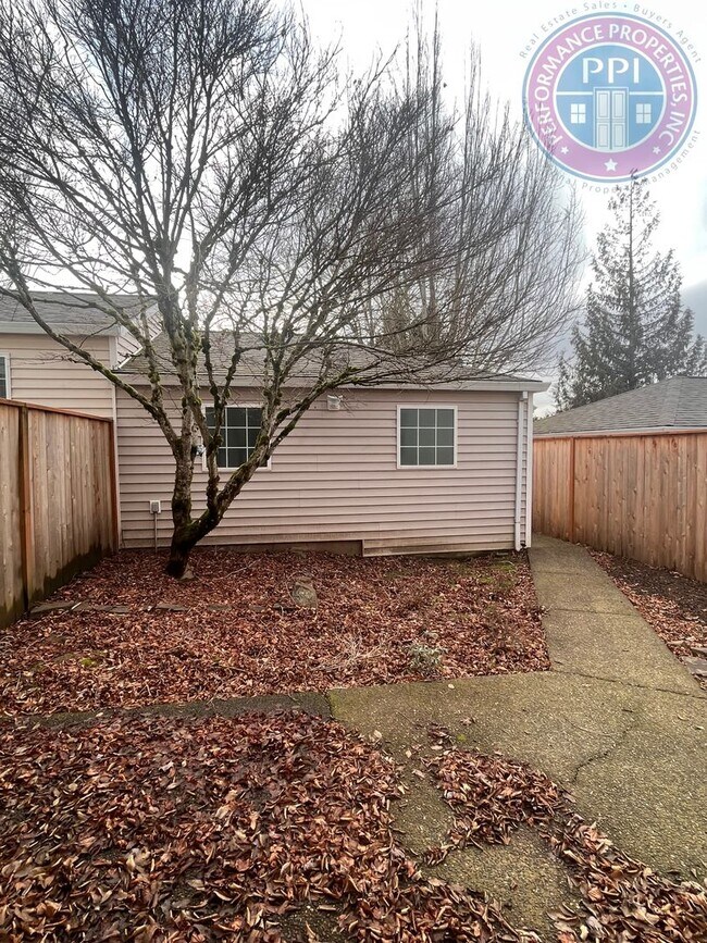 Building Photo - Beautiful Village Townhome!! Double Garage- Great Sunnyside Location!! Pet Friendly Princeton Vil...