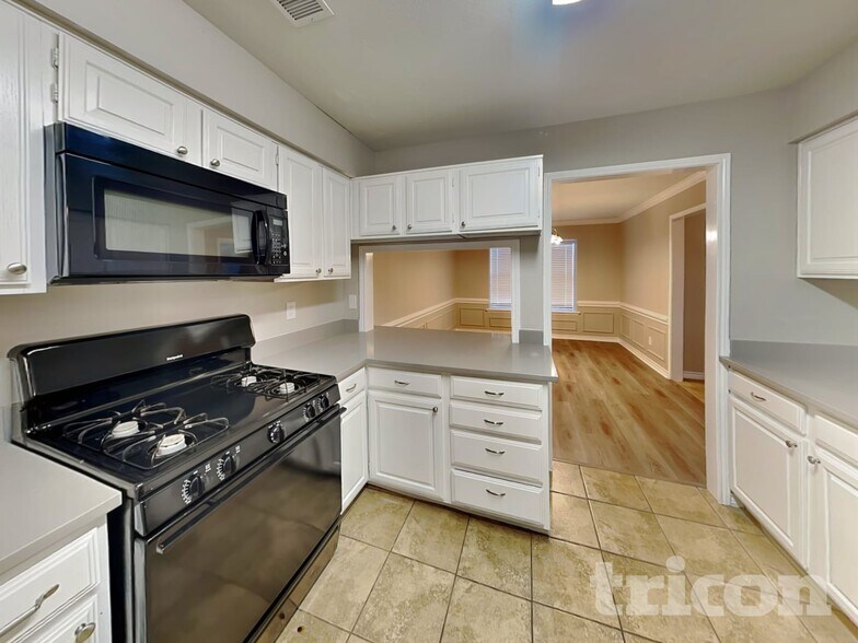 Building Photo - 2124 Glenn Ln