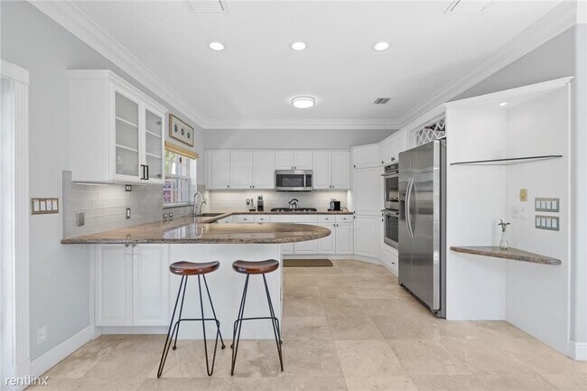 Building Photo - 4 br, 2.5 bath Townhome - 370 NE 7th Ave #...