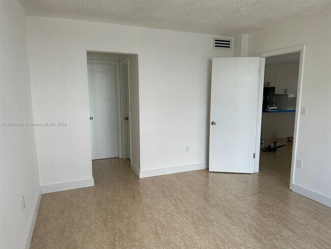Building Photo - 2999 Point E Dr