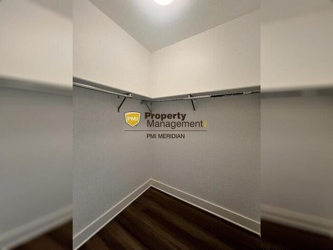 Building Photo - Downtown Indy Townhome!