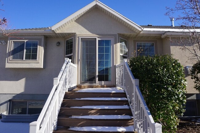Building Photo - Beautiful Pleasant Grove 6 Bedroom With Mo...
