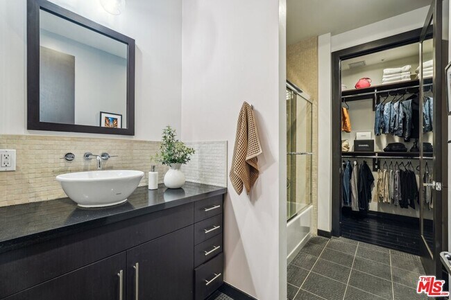 Building Photo - 655 S Hope St