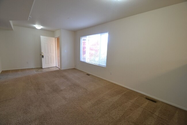 Building Photo - Corner 3 bed, 2.5 Bath Townhome in Distric...