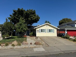 Building Photo - Great 4 Bedroom 3 Bathroom 2000 Sqft. Hous...
