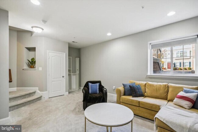 Building Photo - 605 S Cherry Grove Ave