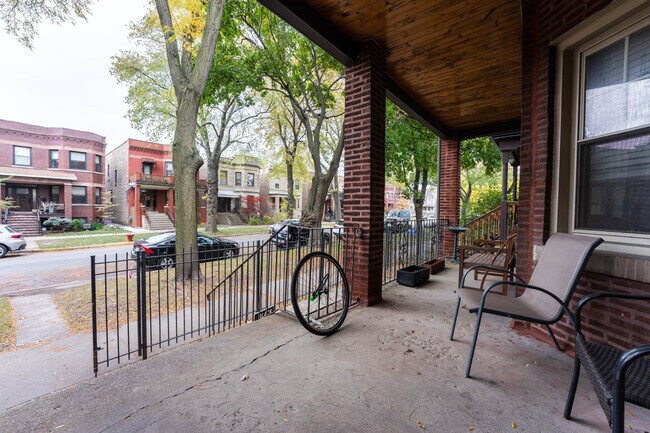 Building Photo - 2227 W Leland Ave