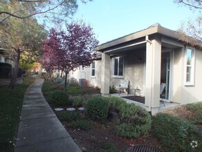 Building Photo - 55+ Eskaton Placerville 2/2 corner lot unit!