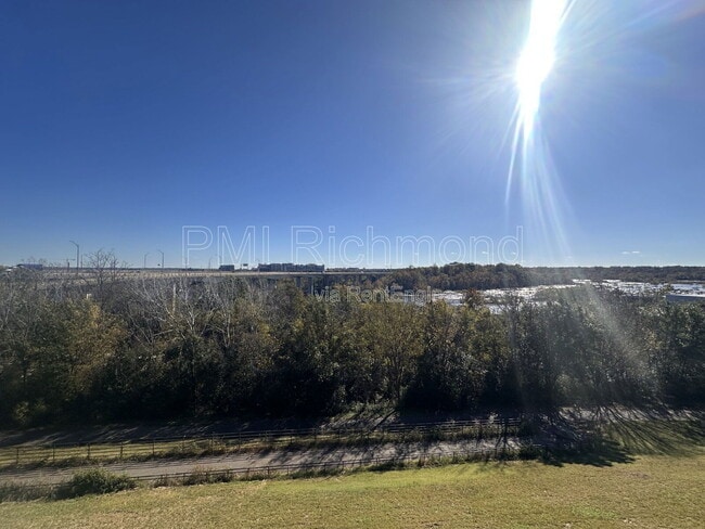 Building Photo - 728 S Pine St