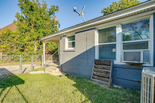 Building Photo - One Side of Great Duplex Near TCU- 1 Bed, ...