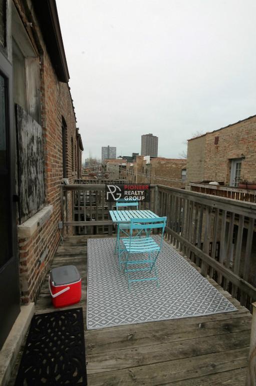 Building Photo - 727 W Roscoe St