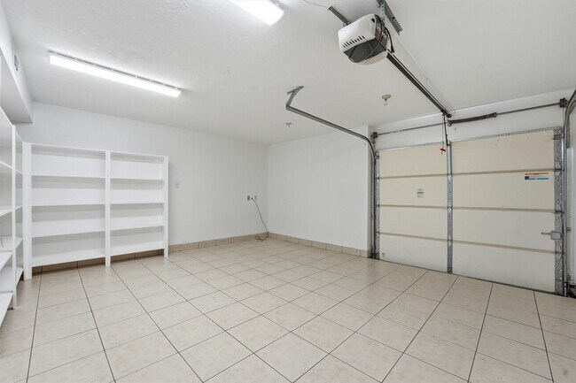 Building Photo - 18385 Ten Oaks Ct