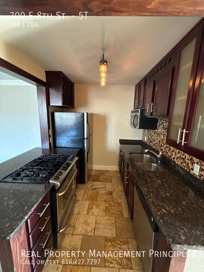 Building Photo - 700 E 8th St