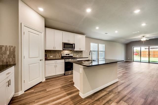 Building Photo - 605 Cedar Springs Dr