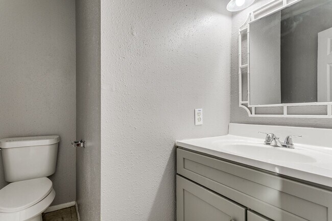 Building Photo - 4-BEDROOM ON CUL DE SAC IN SUNRISE